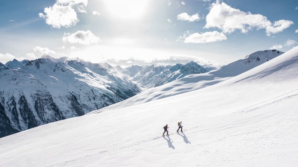 To personer på ski i fjellet
